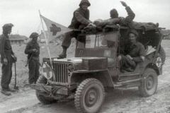 une Jeep Willys de la Iere armée canadienne évacuant des blessés