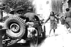 Photos de la Libération d un village du sud de la Drôme 26, par la 3ème US le 26-27 août 1944 