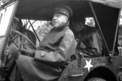 Le Commandant Général H.D.G Crecar au volant d une jeep accompagné par le Brigadier Cunningham et le Brigadier Major N. Kingsmill.19 juin 1944 à COLOMBY SUR THAON. 
