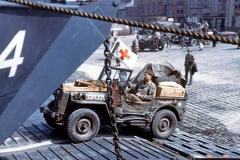 Embarquement sur les navires, début juin 1944 - Opération Overlord Jeeps embarquées sur un LCT Jeep médicale fanion de la Croix Rouge d une des unités du 5th ESB embarquant sur un LCTEn arrière plan les mêmes bâtiments que sur la p013184 