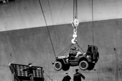 Transbordement sur le LCM PA13-2 d'une Jeep du HQ du 2nd Bn, 12th Inf.Regt, 4th US ID depuis l'USS Joseph