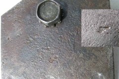 Tôle renfort et écrou prisonnier, fixation siège sur plancher.  Soudée sur carrosserie 