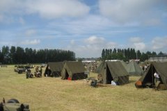 Le camp se monte à Carentan
