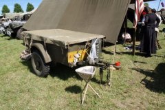 le trépied supporte un lavabo en toile. Sur la flèche un jerrycan à eau est prêt à servir.