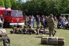 reconstitution d'un groupe de parachutistes WW2 avant le saut