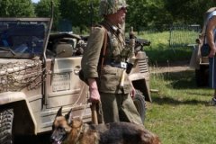 oldat allemand et son chien devant une vw181 (après guerre)